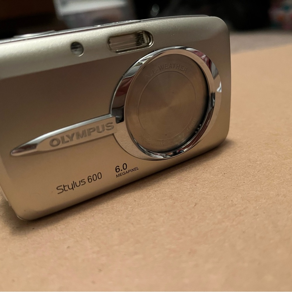 Olympus Stylus 600 Silver 6.0 Megapixel Built In Flash Digital Camera